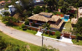 Belíssima Casa com extensa área externa - piscina, sauna, churrasqueira e campo de futebol - com 5 suítes e a 500 metros da Rua das Pedras